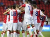 Hrái SK Slavia Praha se radují z gólu.