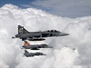 Trojice nadzvukových bojových letoun JAS-39 Gripen.