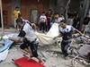Palestinci odnáejí tlo eny zabité pi izraelském leteckém úderu (Rafáh).