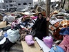 Palestinka se snaí shromádit svj majetek z trosek svého píbytku (Rafáh).