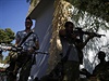 Izraeltí vojáci kontrolují své zbran poblí hranice Pásma Gazy.