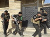 Písluníci iráckých speciálních jednotek (ISOF) zasahují proti extremistm ze...