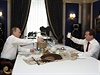Hostina v uvolnn atmosfe. Vladimir Putin (vlevo) a Dmitrij Medvedv si...