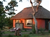 Bungalovy vychází z tradiní africké architektury.
