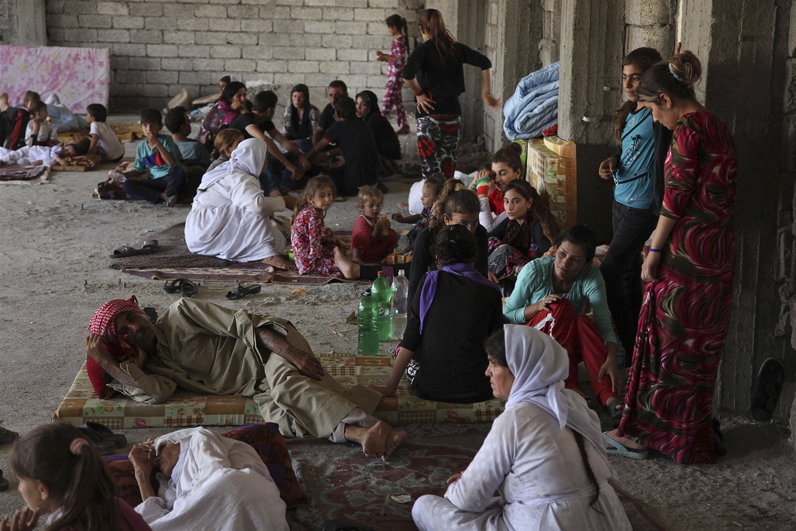 Boje mezi iráckými jednotkami a islamisty vyhnaly z domovů desítky tisíc lidí....