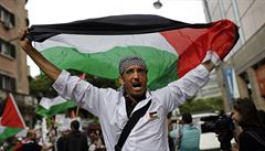 Palestinský demonstrant vykřikuje protiizralská hesla po bombardování Gazy