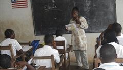 U�itelka v liberijské �kole vysv�tluje �ák�m rizika p�enosu eboly.