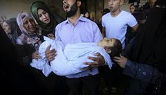 P�íbuzní oplakávají palestinskou hol�i�ku zabitou p�i náletech