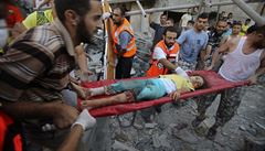 Palestin�tí zdravotníci vyná�ejí zran�né po izraelských náletech