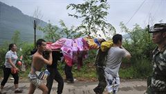 Evakuace zran�ných po zem�t�esení v provincii Jün-nan na jihu �íny