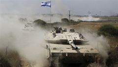 Izraelský tank na cestě domů z Gazy 5. srpna. Izrael v úterý stáhl svá pozemní...