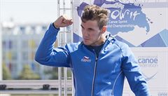 Martin Fuksa se raduje ze zisku stíbrné medaile.