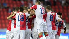 Hráči SK Slavia Praha se radují z gólu. | na serveru Lidovky.cz | aktuální zprávy