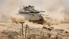 Izraelský tank se stahuje z Pásma Gazy.