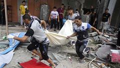 Palestinci odná�ejí t�lo �eny zabité p�i izraelském leteckém úderu (Rafáh).