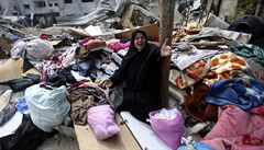 Palestinka se snaí shromádit svj majetek z trosek svého píbytku (Rafáh).