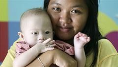 Jedenadvacetiletá Thajka s malým Gammym, jeho porodila jako náhradní matka...