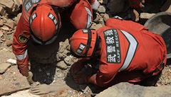 Čína nepřestává sčítat mrtvé: obětí zeměřesení už je téměř 600