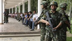 Bezpečnostní jednotky v autonomní oblasti Sin-ťiang na severozápadě Čínské...