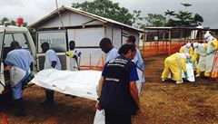 Zdravotníci bojují s bezprecedentní epidemií krvácivé horeky eboly v západní...