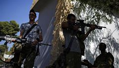 Izraeltí vojáci kontrolují své zbran poblí hranice Pásma Gazy.