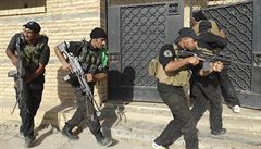 Příslušníci iráckých speciálních jednotek (ISOF) zasahují proti extremistům ze...