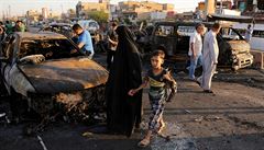 Následky bombového atentátu v runé bagdádské tvrti.