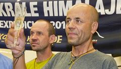 Horolezec Radek Jaro� (druhý zprava) s ostatními �leny výpravy p�ipíjí na...