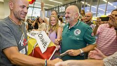 �eského horolezce Radka Jaro�e p�ivítaly na leti�ti dv� stovky nad�ených...