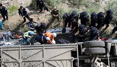 Turistick autobus se v Tibetu ztil ze srzu. Zahynulo 44 lid