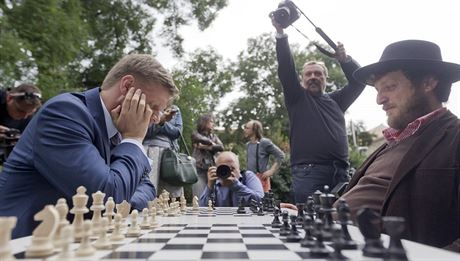 achy na ulici. Partii si zahrál i primátor Tomá Hudeek