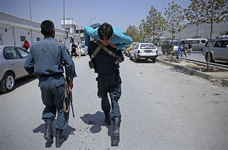 Sebevraedn tok v Afghnistnu, srpen 2014 - afghnsk policista odn...