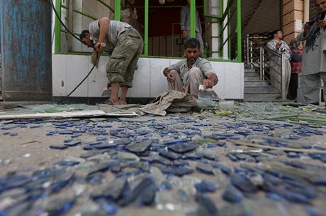 Sebevraedn tok v Afghnistnu, srpen 2014 - obchodnci v Kbulu odklzej...