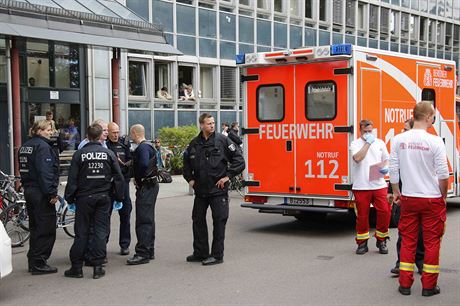 Policie a zdravotníci ped budovou úadu v Berlín, odkud odvezli enu s...