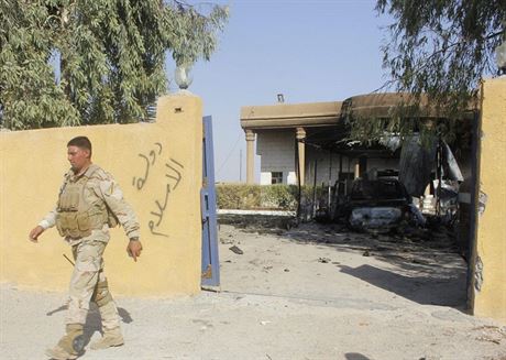 Písluník vládních jednotek ve vesnici Adhajm v provincii Dijála severn od Bagdádu 12 srpna. Budova na území dobytém iráckými jednotkami patila Islámskému státu.