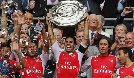 Fotbalisté Arsenalu s trofejí pro vítze.