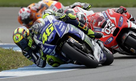 Momentka ze závodu MotoGP. Vlevo na snímku je Ital Valentino Rossi.