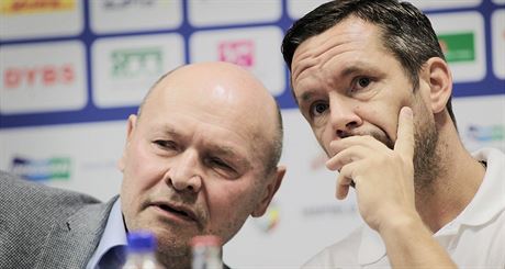 Miroslav Koubek (vlevo) na tiskov konferenci 12. srpna v Plzni. Vpravo je...
