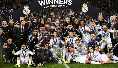 Fotbalisté Realu Madrid s trofejí.