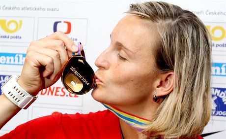 Otpaka Barbora potkov ukazuje zlatou medaili.