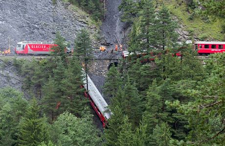 Jeden z vagon vlaku smujícího do výcarského Churu se nedaleko Tiefencastelu...
