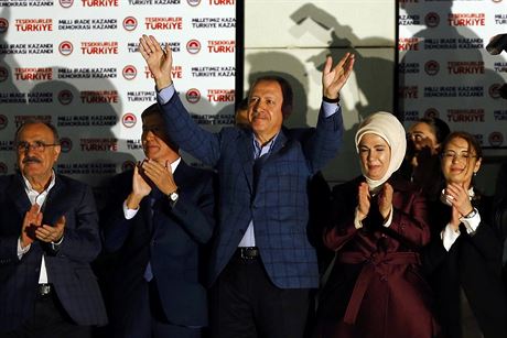 Oslava spchu. Recep Tayyip Erdogan se spolu s manelkou Ermine (tet zprava)...