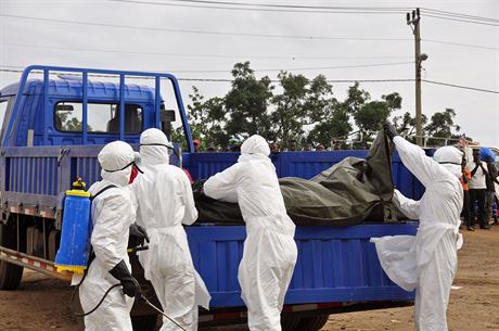 S tly lidí, je zahubila ebola, je nutné manipulovat s nejvyí opatrností....