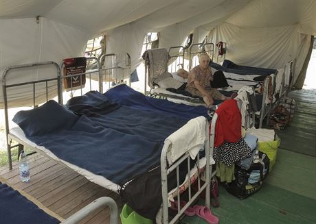 Ukrajintí benci ve stanovém táboe pro uprchlíky z válené zóny (okolí msta...
