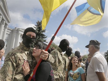 Pslunci ukrajinskho dobrovolnickho praporu Azov se lou se svmi...