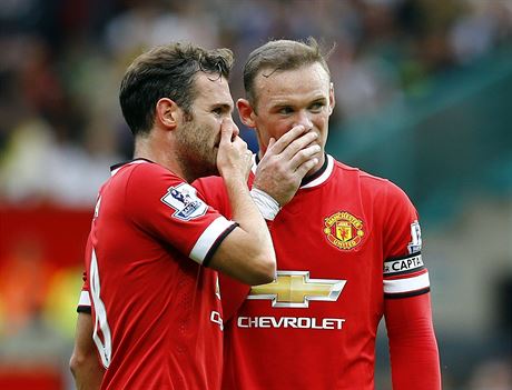 Juan Mata (vlevo) a Wayne Rooney z Manchesteru United se radí ped volným...