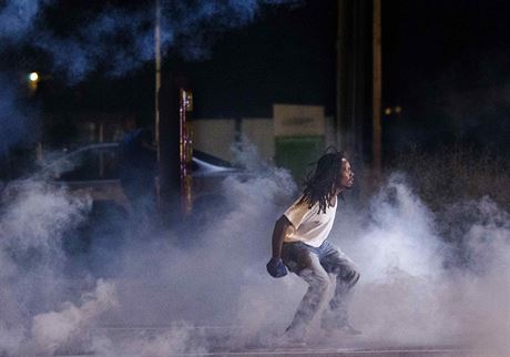 Demonstrant v mlze slzného plynu. Úastník protest, které ovládly americké...