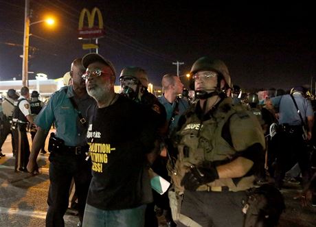 Policie zatýká demonstranty ve Fergusonu