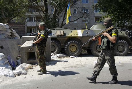 Ukrajint vojci hldaj checkpoint v Donck oblasti.