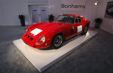 Ferrari 250 GTO Berlinetta z roku 1962-63 je vystaveno v aukní síni v Carmel,...